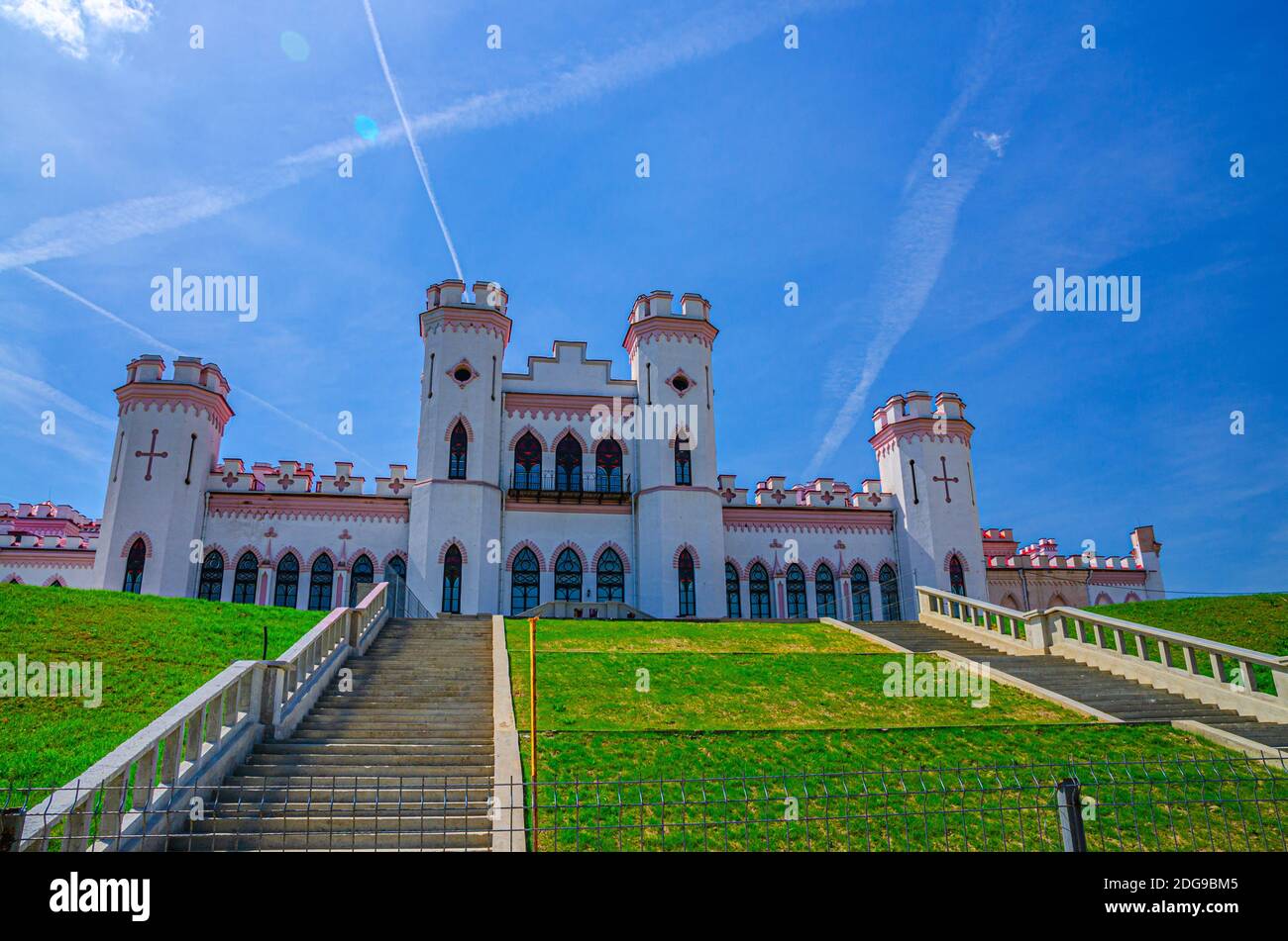 Palais de Puslowski, château de Kosavo avec escalier et pelouse verte en plein soleil, ciel bleu, région de Brest, Biélorussie Banque D'Images