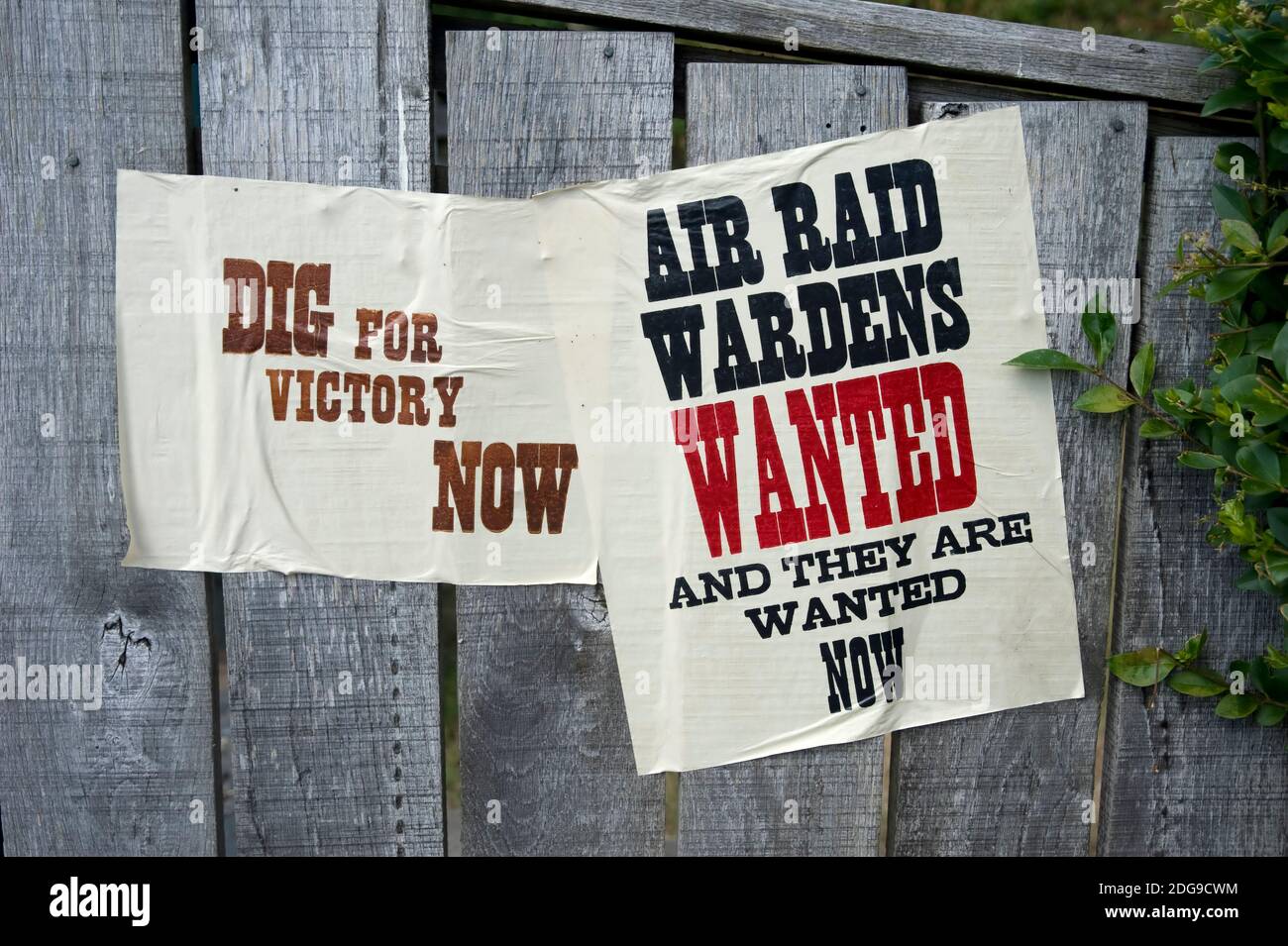 Affiche « Dig for Victory & ARP Wardens Wanted » sur A Reconstitution de la Seconde Guerre mondiale des années 1940 au Black Country Living Museum Dudley West Midlands Angleterre Royaume-Uni Banque D'Images