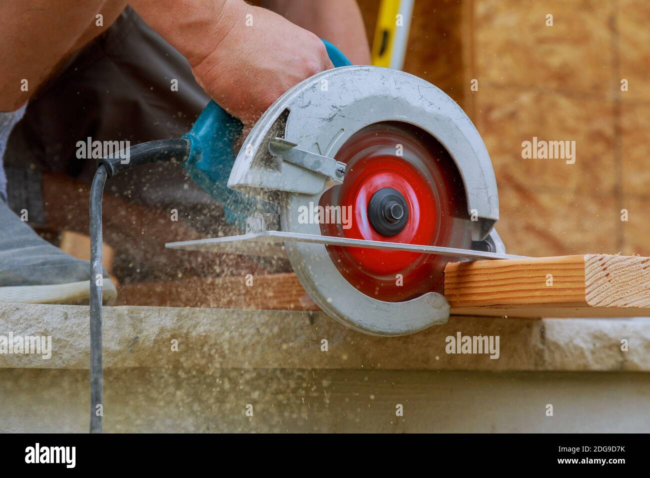 Scie circulaire. Menuisier utilisant une scie circulaire pour poutre en bois Banque D'Images