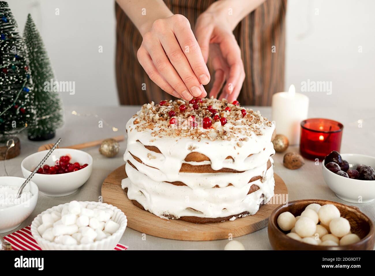 Preparation De La Nourriture Pour Le Diner De Noel Les Mains Des Femmes Sont Decorees De Baies Un Gateau De Noel Fait Maison Avec Du Sucre Glace Blanc Des Noix Et Du