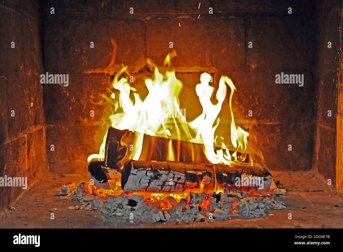 Holzfeuer in einem offenen Kamin, Kaminfeuer, Banque D'Images