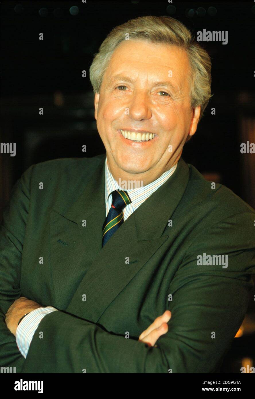 Porträt vom Moderator KARL MOIK zur Volkstümlichen Musikssendung MUSIKANTENSTADL, UM 1999. Portrait du présentateur KARL MOIK au spectacle musical folk MUSIKANTENSTADL, vers 1999. Banque D'Images