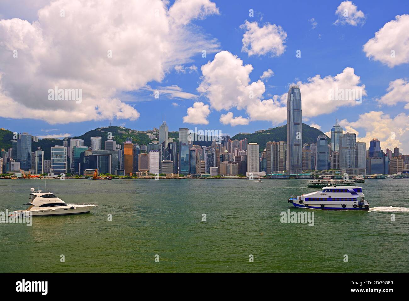 Blick am morgen auf die von Kowloon Hongkong Skyline von und den la rivière de l'île de Hongkong, la Banque de Chine mit dem und liens SFI 2 Tower 156, Hongkong, Banque D'Images