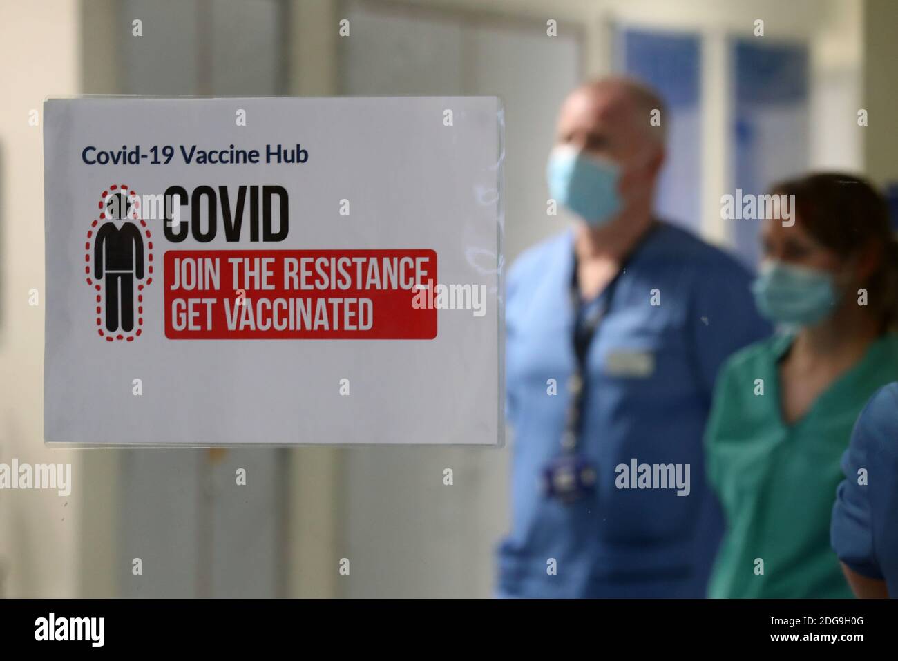 Le personnel du NHS se présente comme le premier de deux injections de vaccin Pfizer/BioNTech Covid-19 administrées au personnel du Western General Hospital, à Édimbourg, le premier jour du plus grand programme d'immunisation de l'histoire du Royaume-Uni. Les travailleurs à domicile, le personnel du NHS et les personnes âgées de 80 ans et plus ont commencé à recevoir le jab ce matin. Banque D'Images