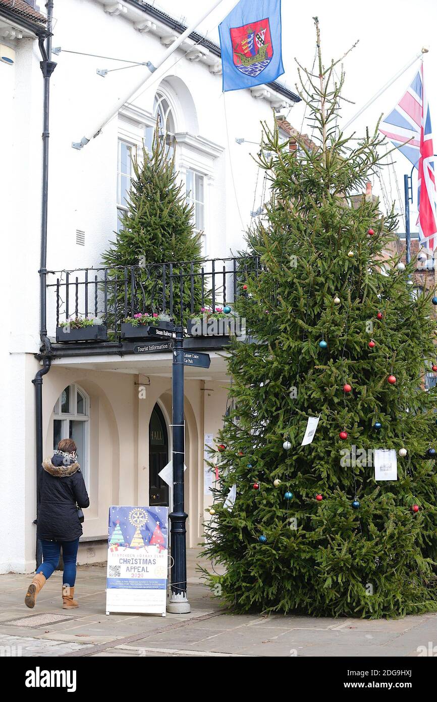 Tenterden, Kent, Royaume-Uni. 08 décembre 2020. Mise à jour sur le coronavirus : les résidents de la ville de Tenterden dans le Kent font leur vie quotidienne dans le niveau 3 qui permet aux magasins de rester ouverts au public. Grand arbre de Noël de la mairie. Crédit photo : PAL Media/Alamy Live News Banque D'Images