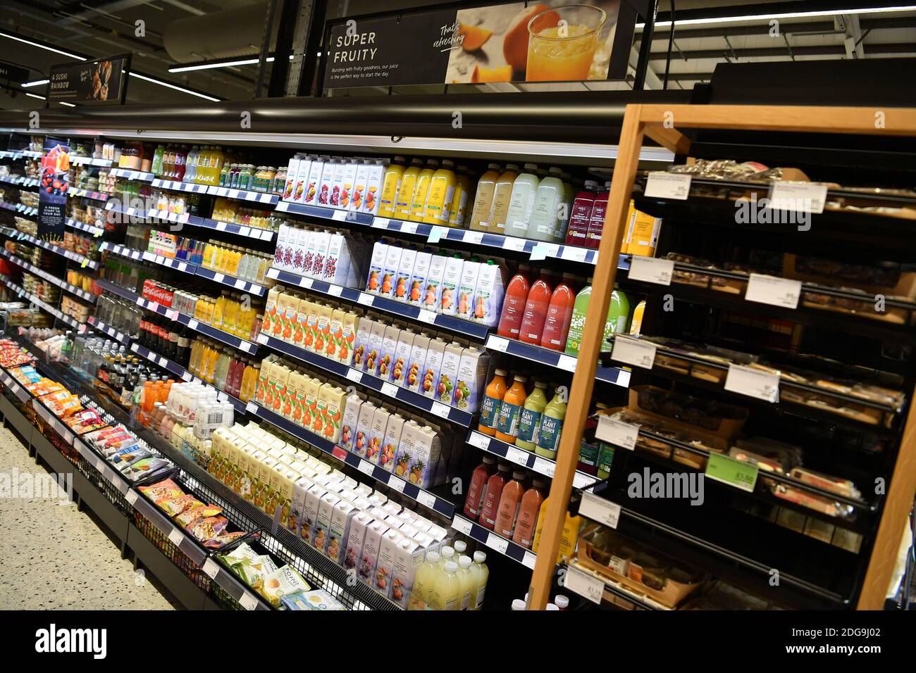 Marks & Spencer M&S Food Shop à Two Rivers, Staines, Surrey, jeudi 2 décembre 2020. Banque D'Images