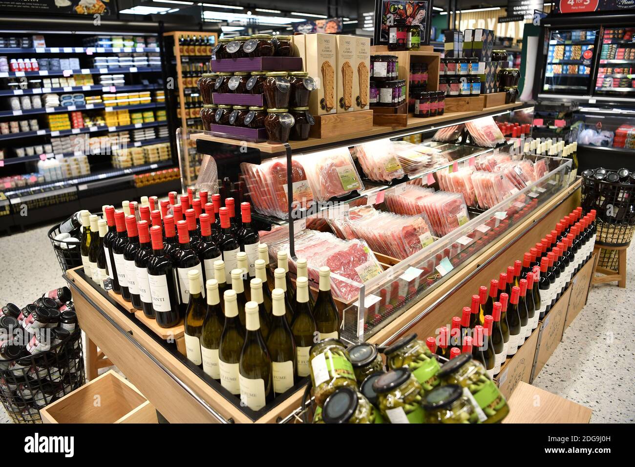 Marks & Spencer M&S Food Shop à Two Rivers, Staines, Surrey, jeudi 2 décembre 2020. Banque D'Images