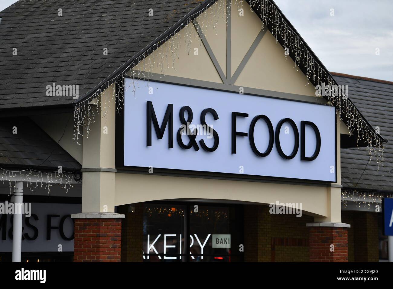 Marks & Spencer M&S Food Shop à Two Rivers, Staines, Surrey, jeudi 2 décembre 2020. Banque D'Images