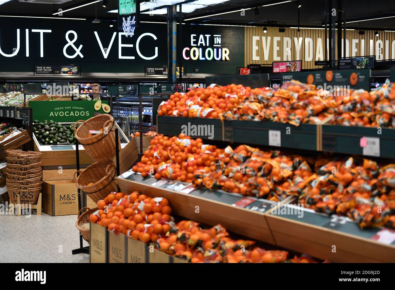 Marks & Spencer M&S Food Shop à Two Rivers, Staines, Surrey, jeudi 2 décembre 2020. Banque D'Images