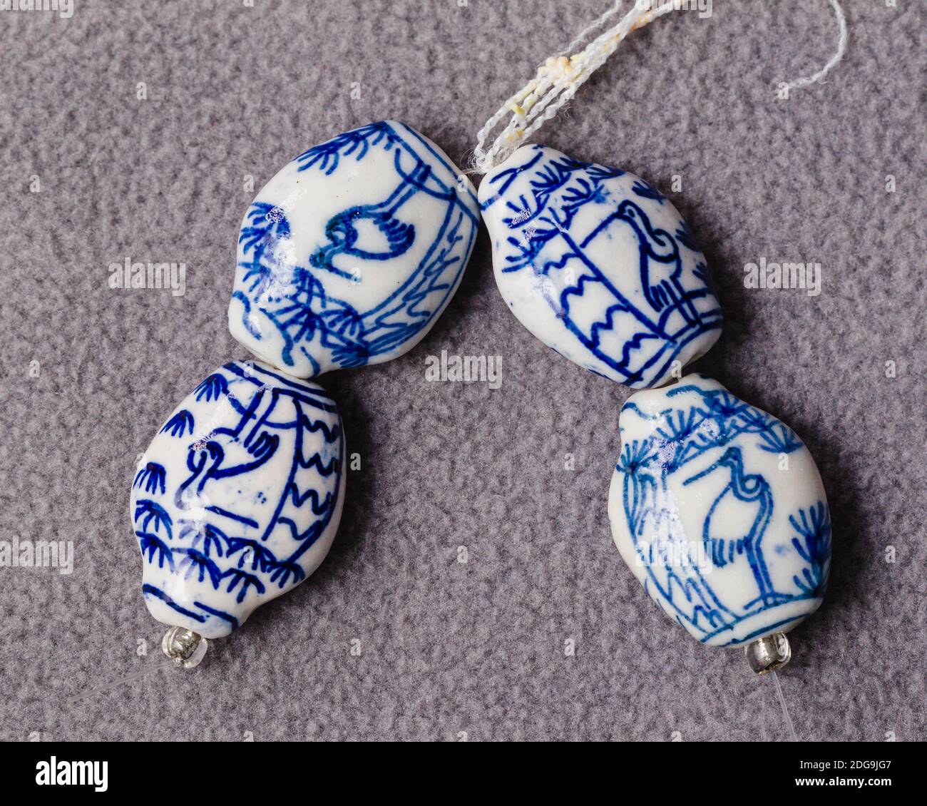 support de perles rondes bleues et blanches pour la création de bijoux Banque D'Images