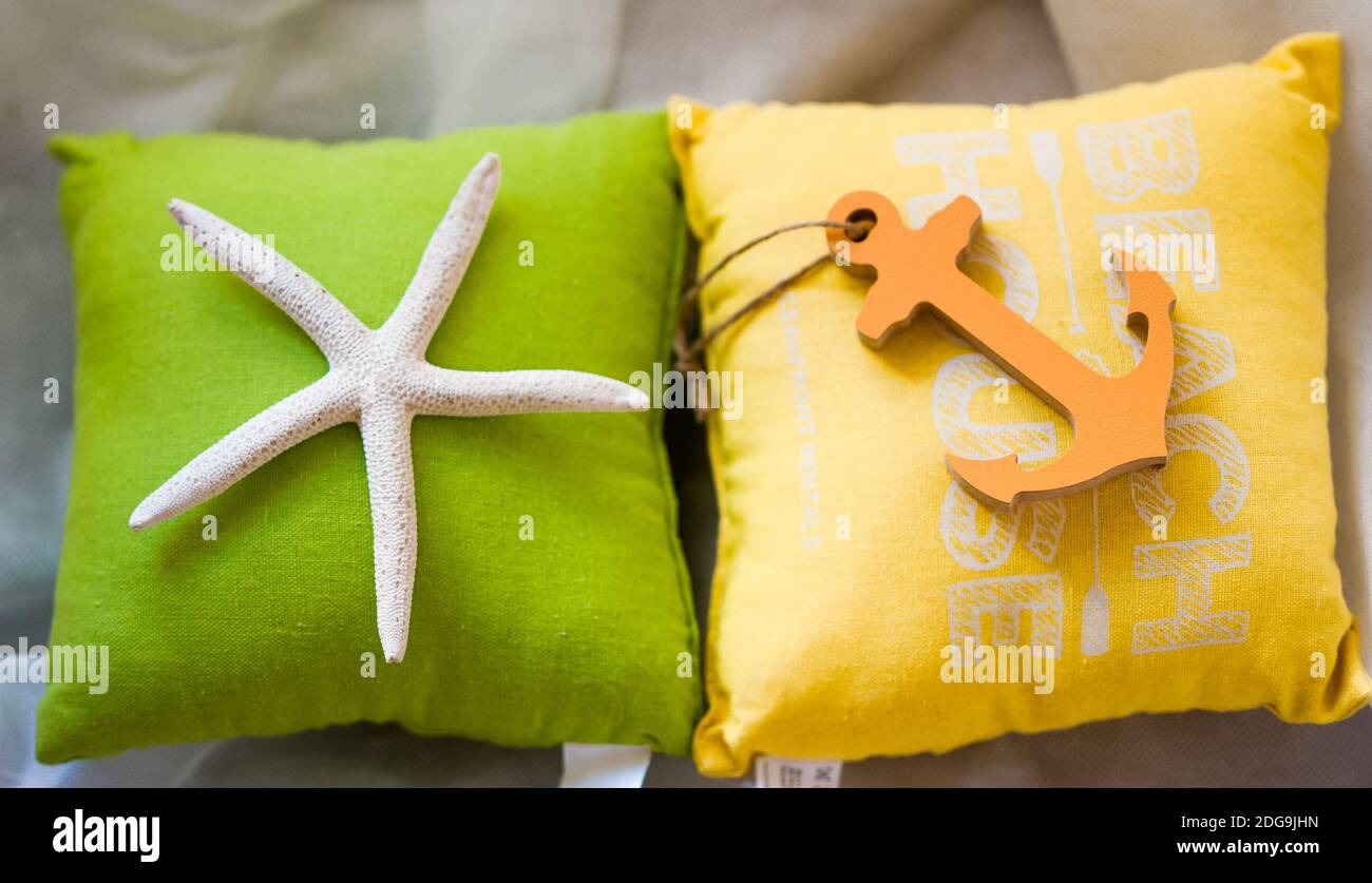 Concept de voyage estival des fêtes - petits oreillers en peluche avec étoiles de mer et ancrage Banque D'Images