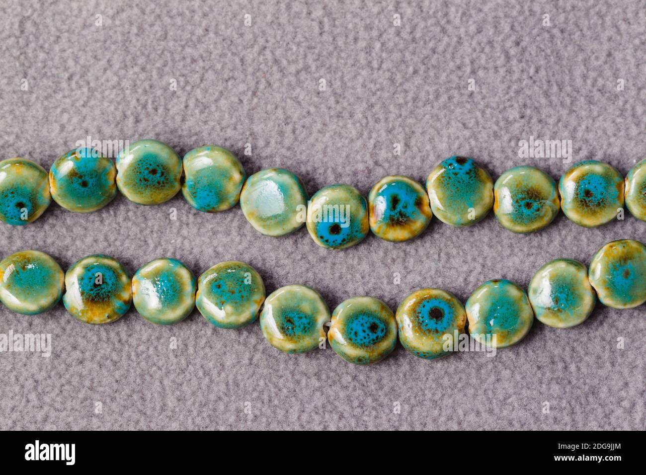 support de perles vertes rondes pour la création de bijoux Banque D'Images