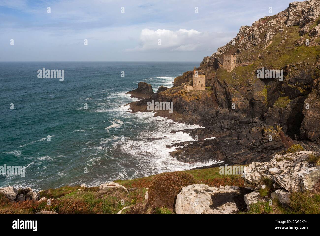 Les célèbres ruines des couronnes des maisons de moteur sur la Tin Coast sauvage: Botallack Mine, St Just, Cornwall, Royaume-Uni. Site du patrimoine mondial de l'exploitation minière Cornish. Banque D'Images