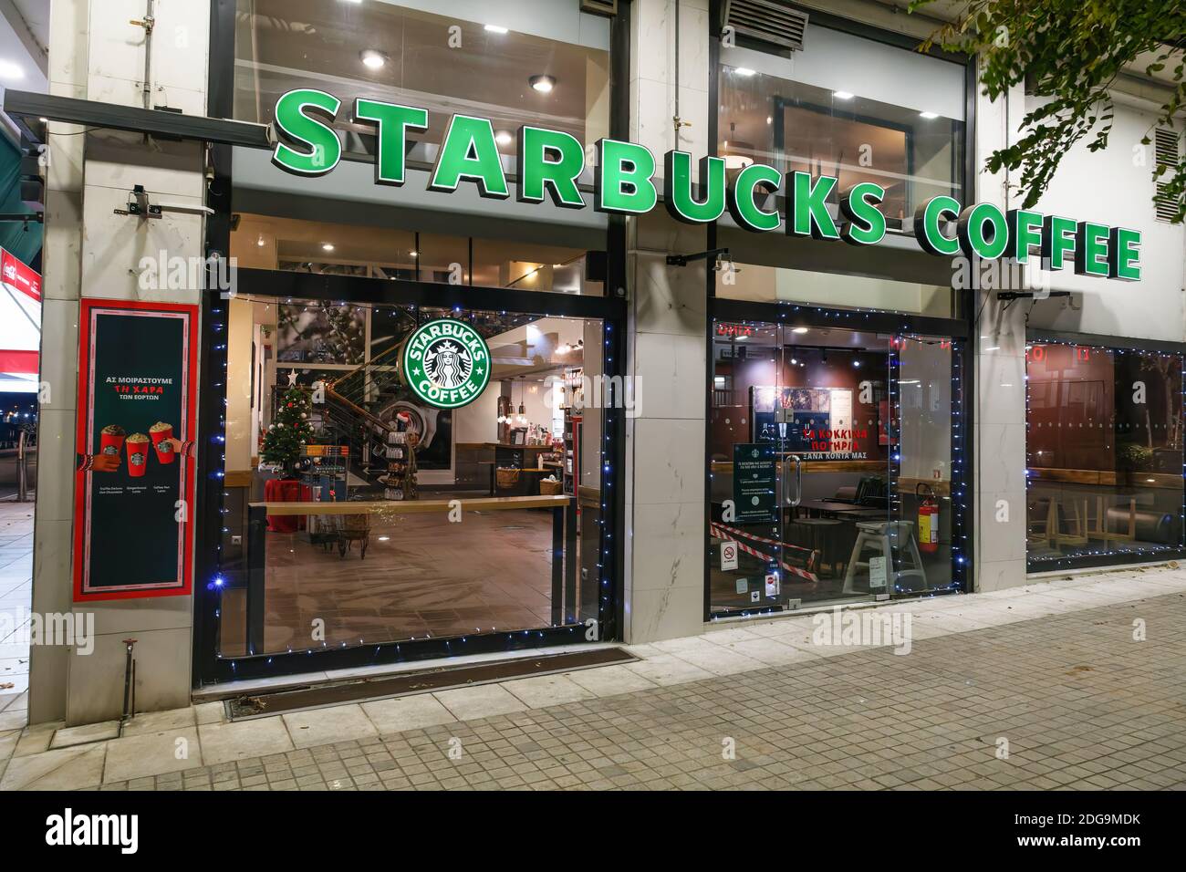 Thessalonique, Grèce - 6 2020 novembre : café Starbucks avec logo Medusa et décoration de saison. Vue extérieure en soirée sur la célèbre chaîne de cafés avec illustration des boissons de Noël. Banque D'Images