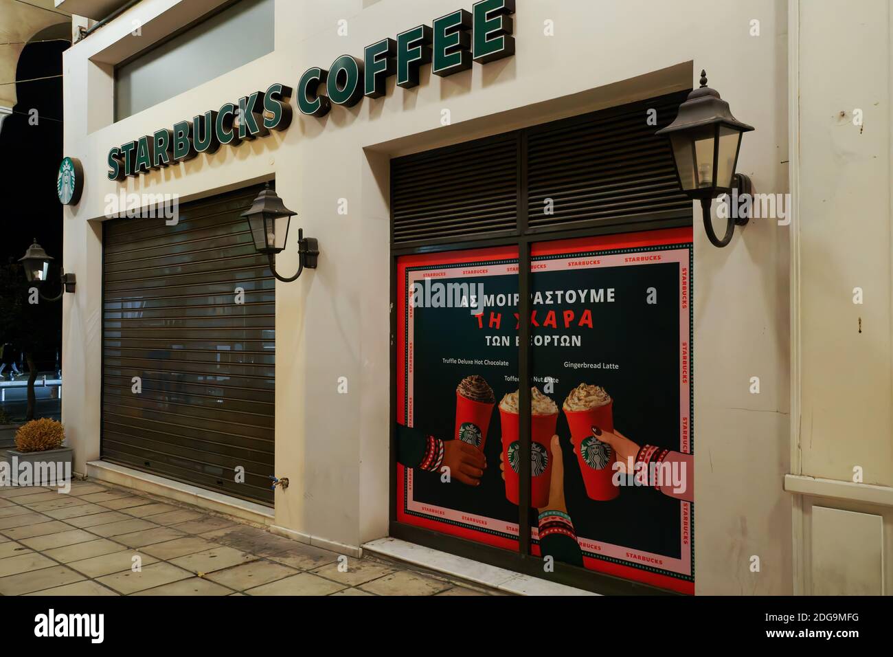 Thessalonique, Grèce - 6 2020 novembre : café Starbucks avec logo Medusa et décoration de saison. Vue extérieure en soirée sur la célèbre chaîne de cafés avec illustration des boissons de Noël. Banque D'Images