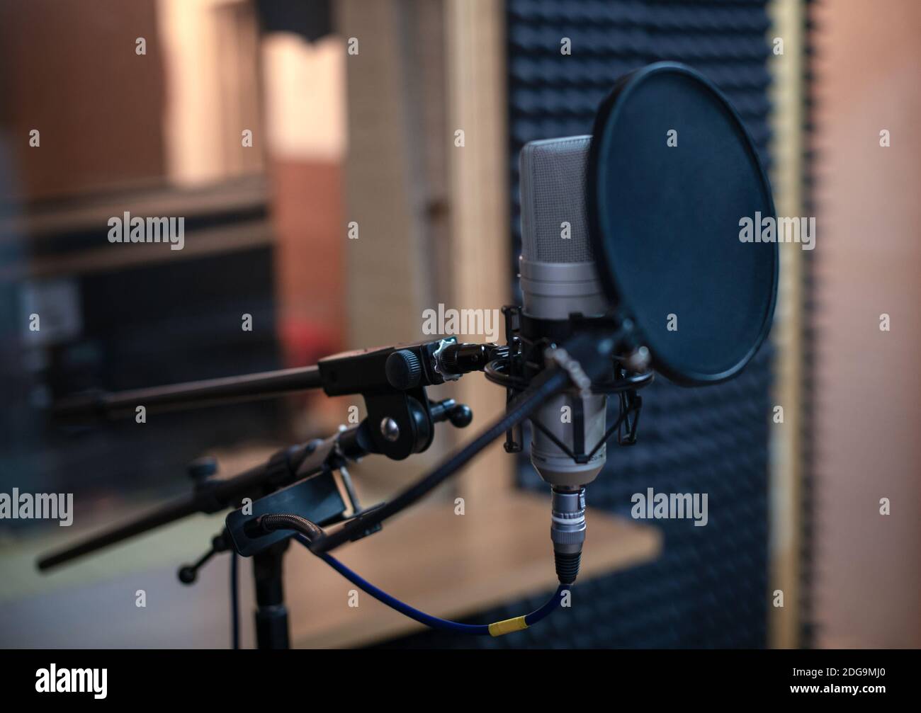 Microphone vocal avec support antichoc et filtre POP sur trépied professionnel dans un studio d'enregistrement audio. Banque D'Images