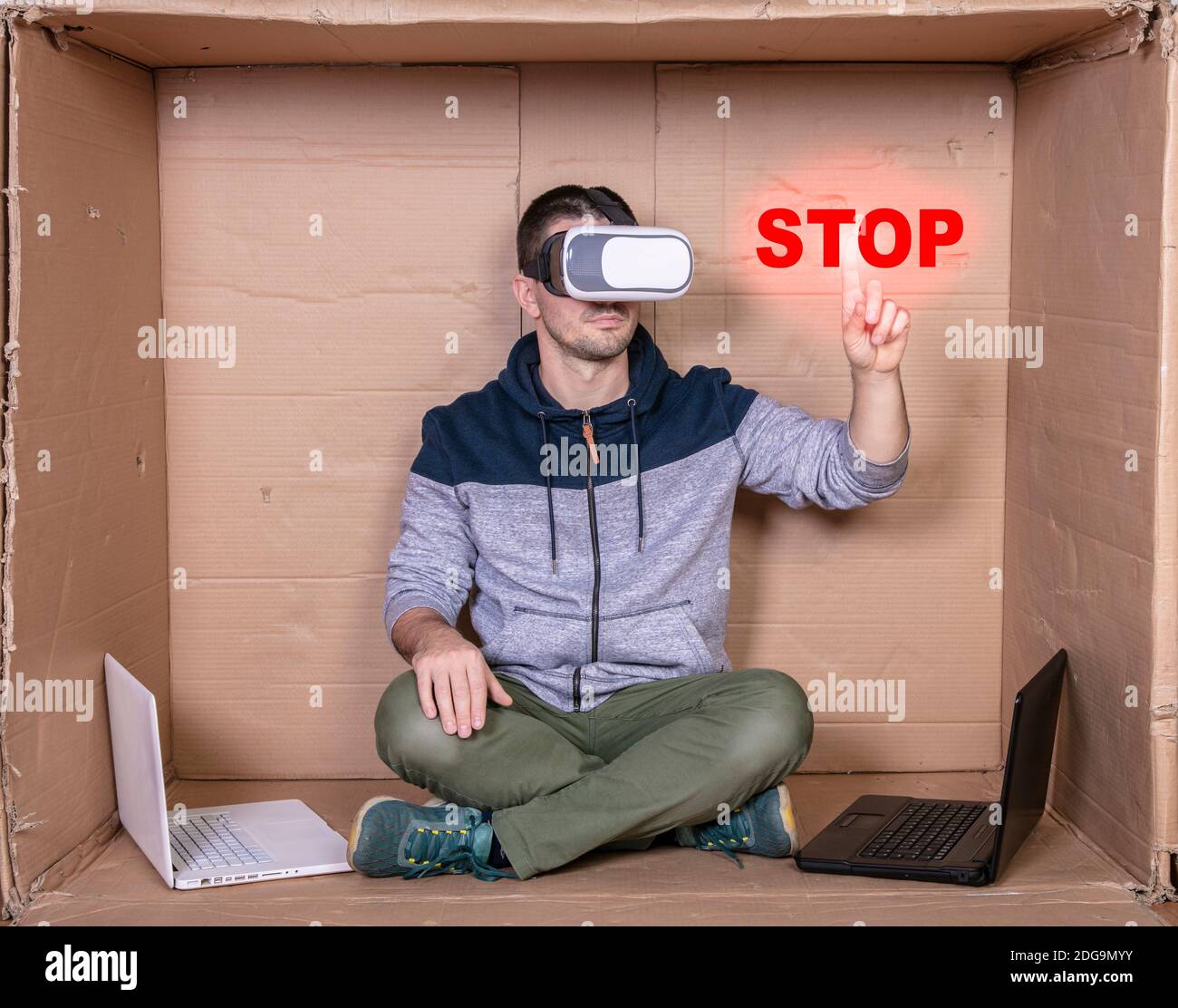 L'employé qui a des lunettes VR appuie sur le bouton d'arrêt virtuel Banque D'Images