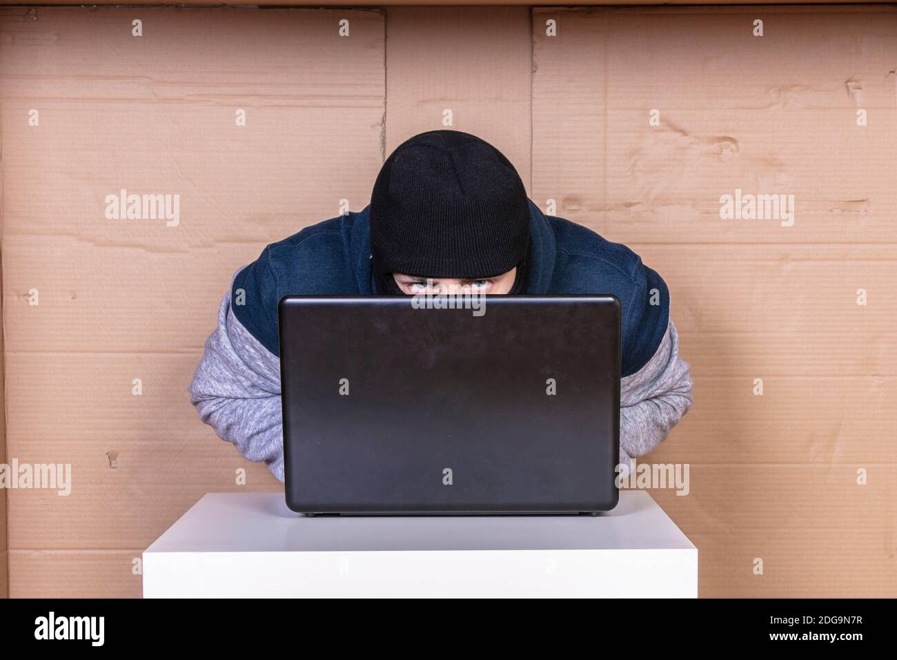 dur travail d'un hacker sur un ordinateur dans son bureau secret, gros plan Banque D'Images