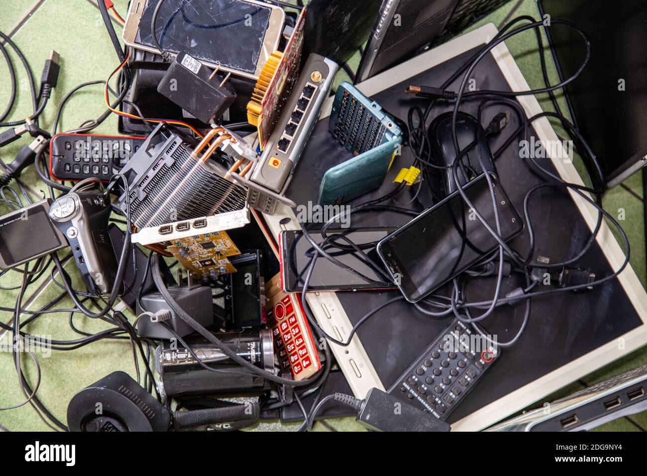 Pile de produits électroniques assortis e-déchets Banque D'Images