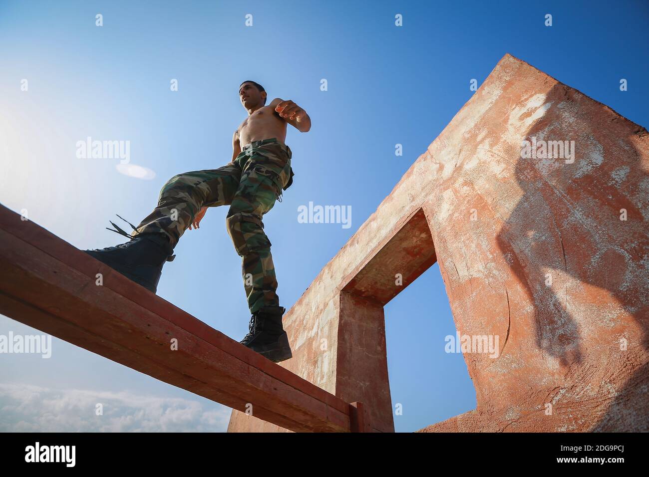 Bagdad, Irak. 08 décembre 2020. Un soldat montre ses compétences lors d'un entraînement militaire par la Brigade d'intervention d'urgence iraquienne (ERB) des forces d'opérations spéciales du Ministère de l'intérieur sur un terrain d'entraînement à la base aérienne de Bagdad, avant le jour de la victoire qui célèbre la défaite de l'État islamique en Irak. L'ERB a joué un rôle de premier plan avec l'armée irakienne et les Peshmerga kurdes dans la lutte contre l'État islamique (EI) en Irak. Credit: Ameer Al Mohmedaw/dpa/Alamy Live News Banque D'Images