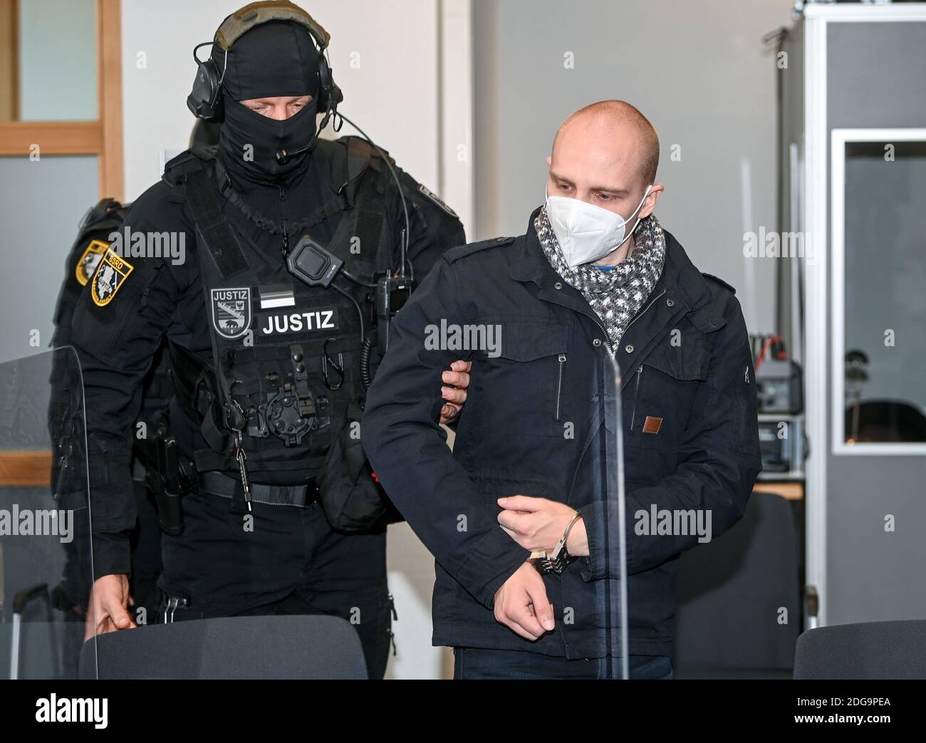 Magdebourg, Allemagne. 08 décembre 2020. L'accusé Stephan Balliet est conduit dans le hall de la Cour régionale au début du 24e jour du procès. Le Bureau du Procureur fédéral accuse l'assassin du Hall 13 d'infractions pénales, y compris le meurtre et la tentative de meurtre. Credit: Hendrik Schmidt/dpa-Zentralbild/dpa/Alay Live News Banque D'Images