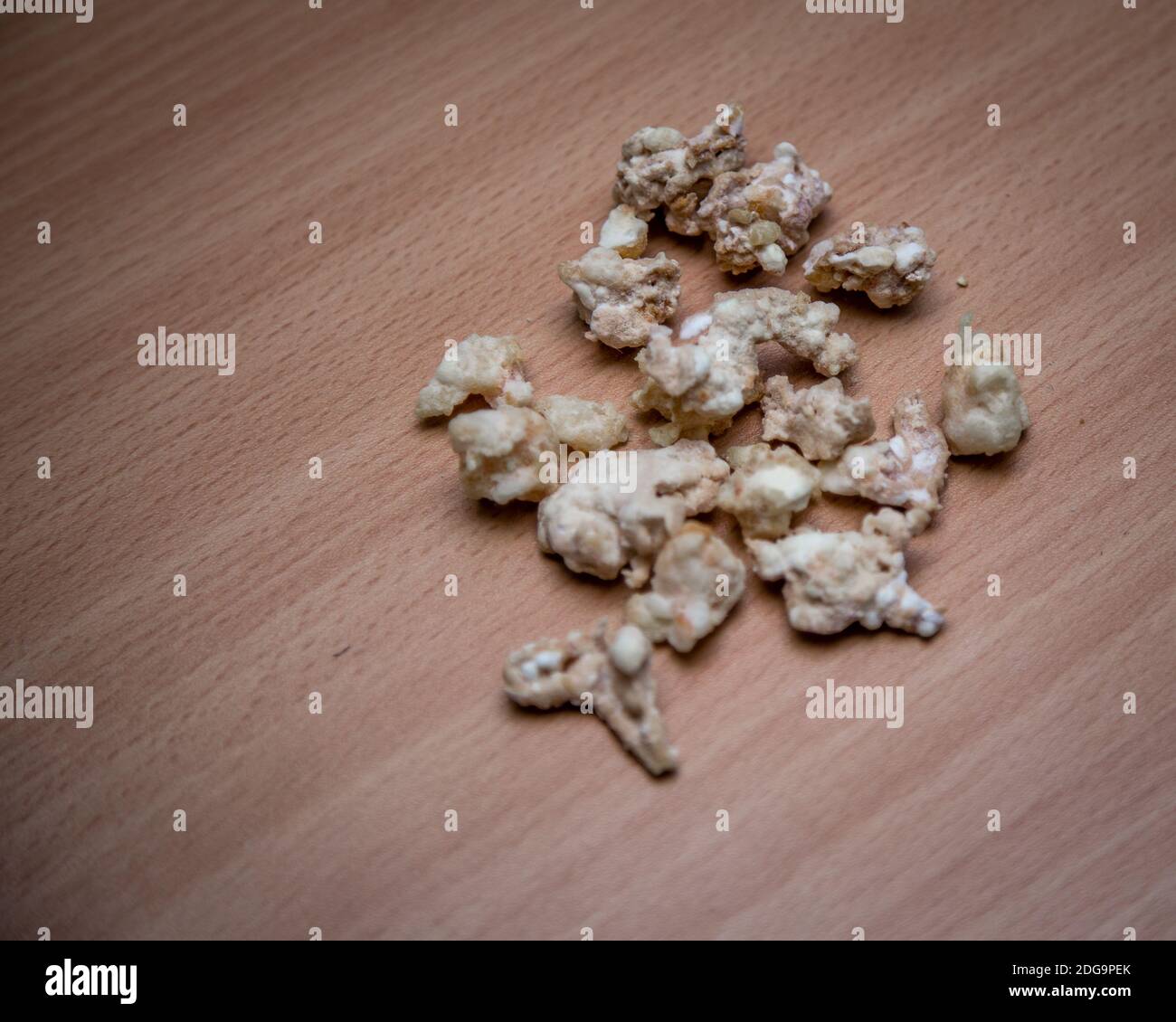 Des rochers de crack de drogue de cocaïne sur le plan d'examen Banque D'Images