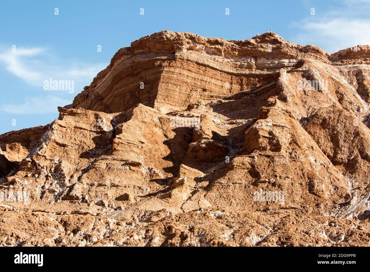 Roches orangées érodées et falaises désertiques montrant des strates rocheuses, dans la Valle de la Luna, Vallée de la Lune, désert d'Atacama, nord du Chili Banque D'Images