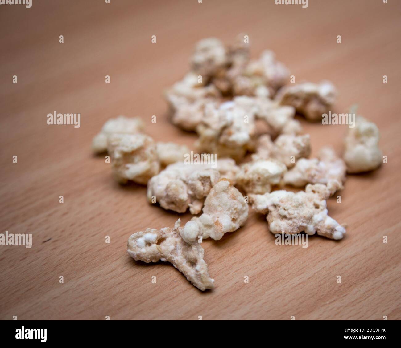 Des rochers de crack de drogue de cocaïne sur le plan d'examen Banque D'Images