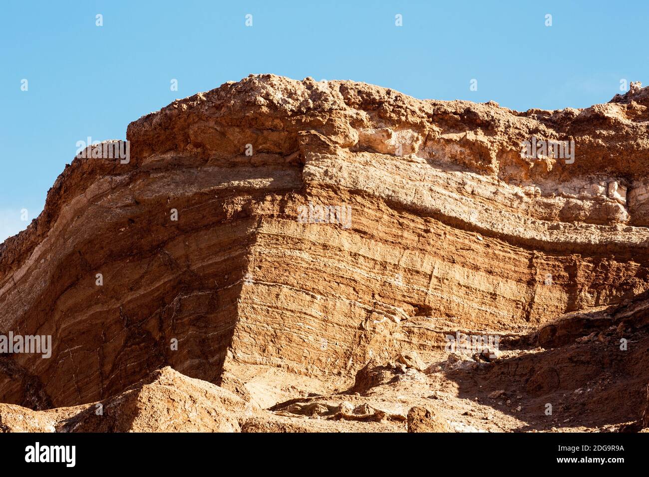 Roches orangées érodées et falaises désertiques montrant des strates rocheuses, dans la Valle de la Luna, Vallée de la Lune, désert d'Atacama, nord du Chili Banque D'Images