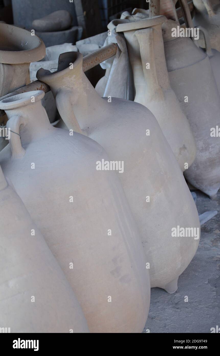 Un gros plan de pichets en argile de différentes tailles Banque D'Images