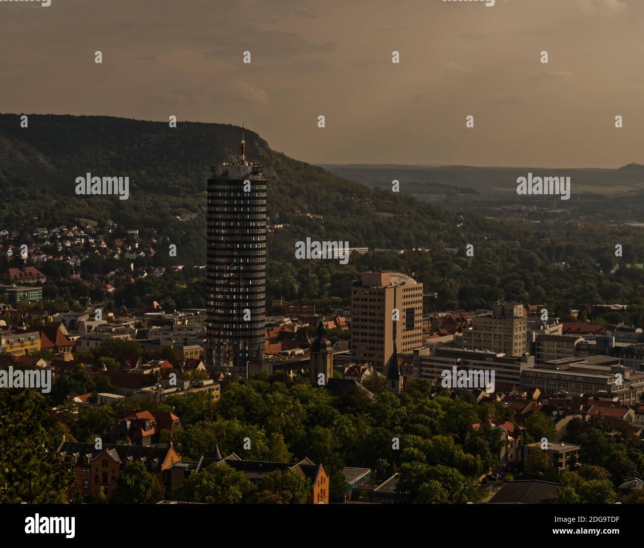 Vue sur le paysage urbain et l'église de Jenas en été depuis Landgrafen Banque D'Images