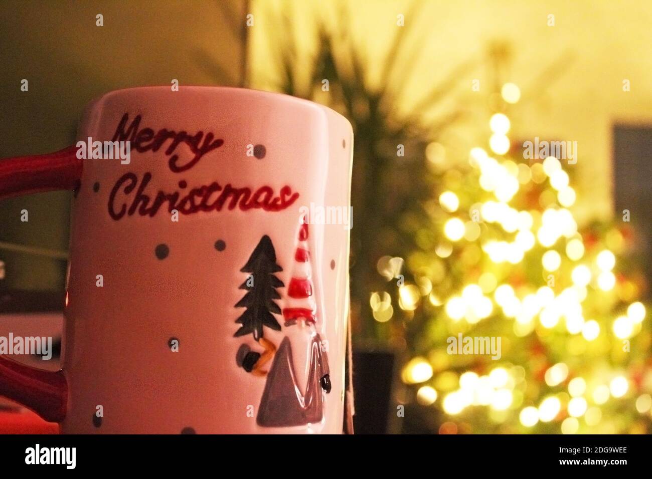 Gros plan mug de Noël peint à la main rouge et blanc avec arbre de Noël  illuminé flou en arrière-plan, lumières hors foyer, à Manchester, en  Angleterre Photo Stock - Alamy