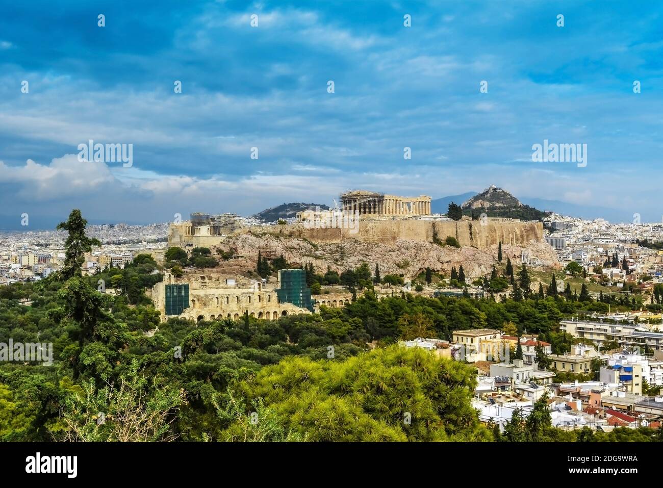 Vue sur l'acropole, l'amphithéâtre et la montagne Lycabette d'Athènes Banque D'Images