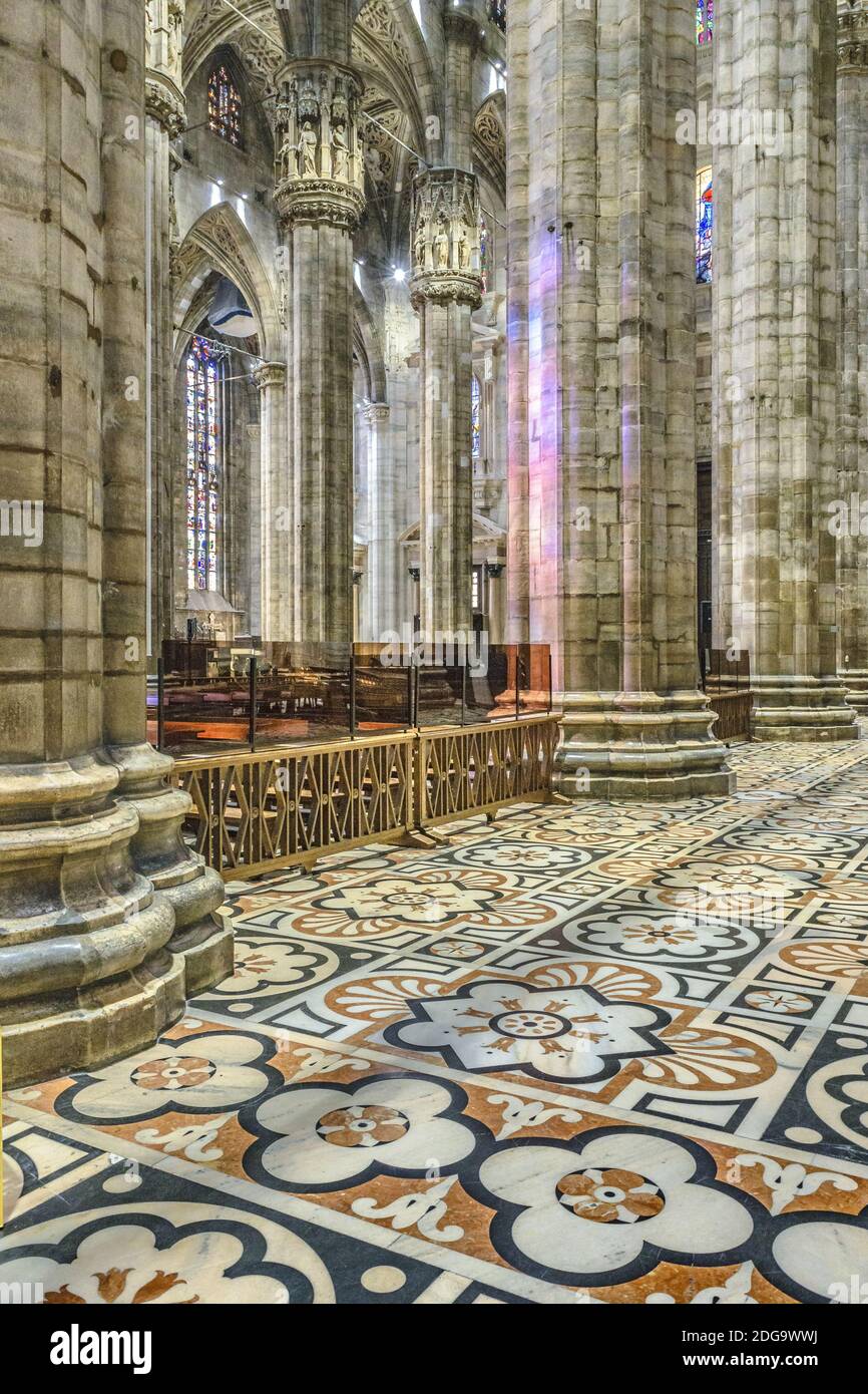 Vue intérieure de la cathédrale Duomo de Milan Banque D'Images