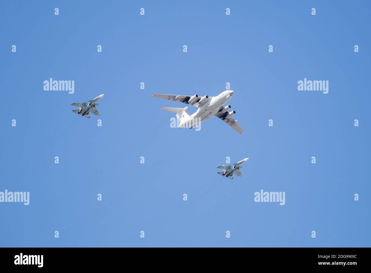 07.26.2020. Russie, Saint-Pétersbourg : défilé d'aviation. Le défilé de l'aviation militaire le jour de la Marine. Un avion de transport militaire il-78 et un g Banque D'Images