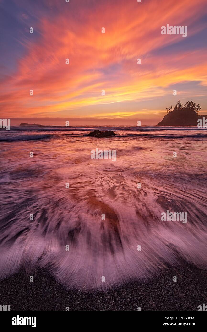 Paysage de Rocky Beach à Sunset, comté de Humboldt, Californie Banque D'Images