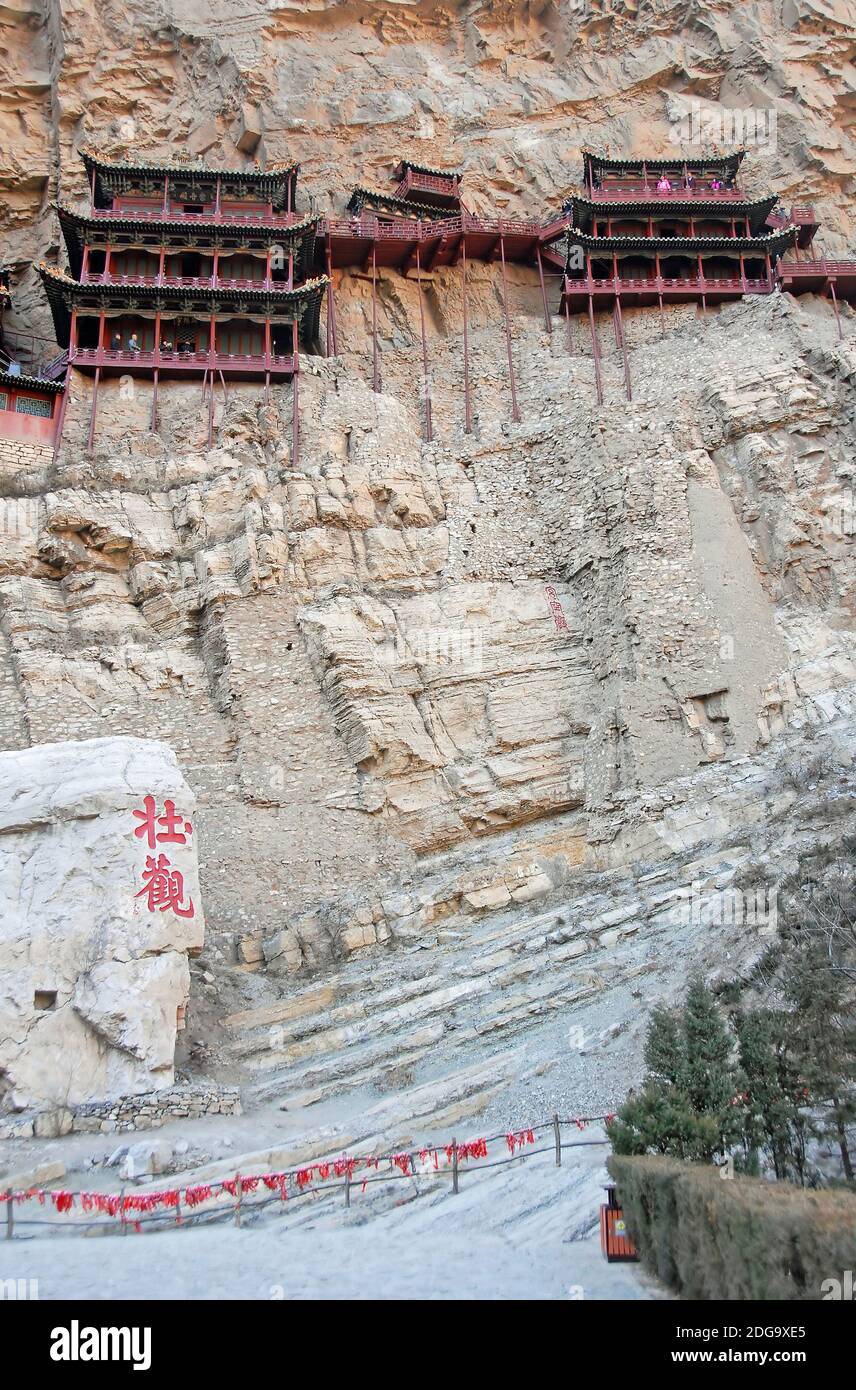 Le Temple suspendu ou Monastère suspendu près de Datong dans la province du Shanxi, en Chine. Les caractères chinois signifient 'pectacular'. Banque D'Images