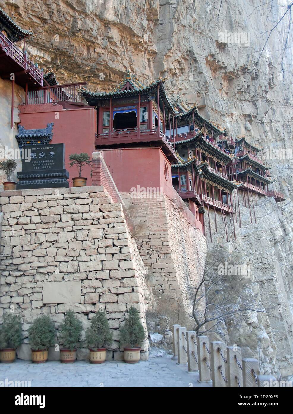 Le Temple suspendu ou Monastère suspendu près de Datong dans la province du Shanxi, en Chine. Le temple avec le signe de pierre montrant le nom du site. Banque D'Images