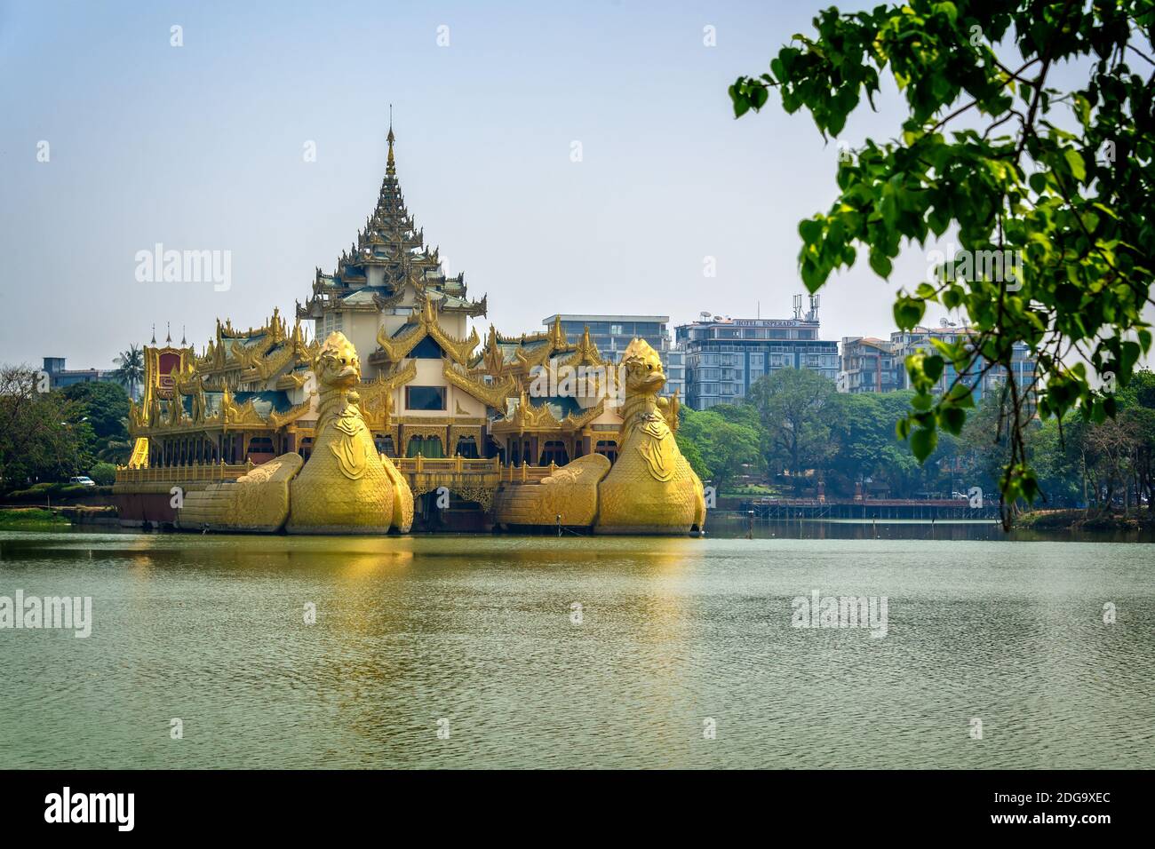 Karaweik Royal Barge sur le lac de Kandawgyi à Yangon, Birmanie, Myanmar Banque D'Images