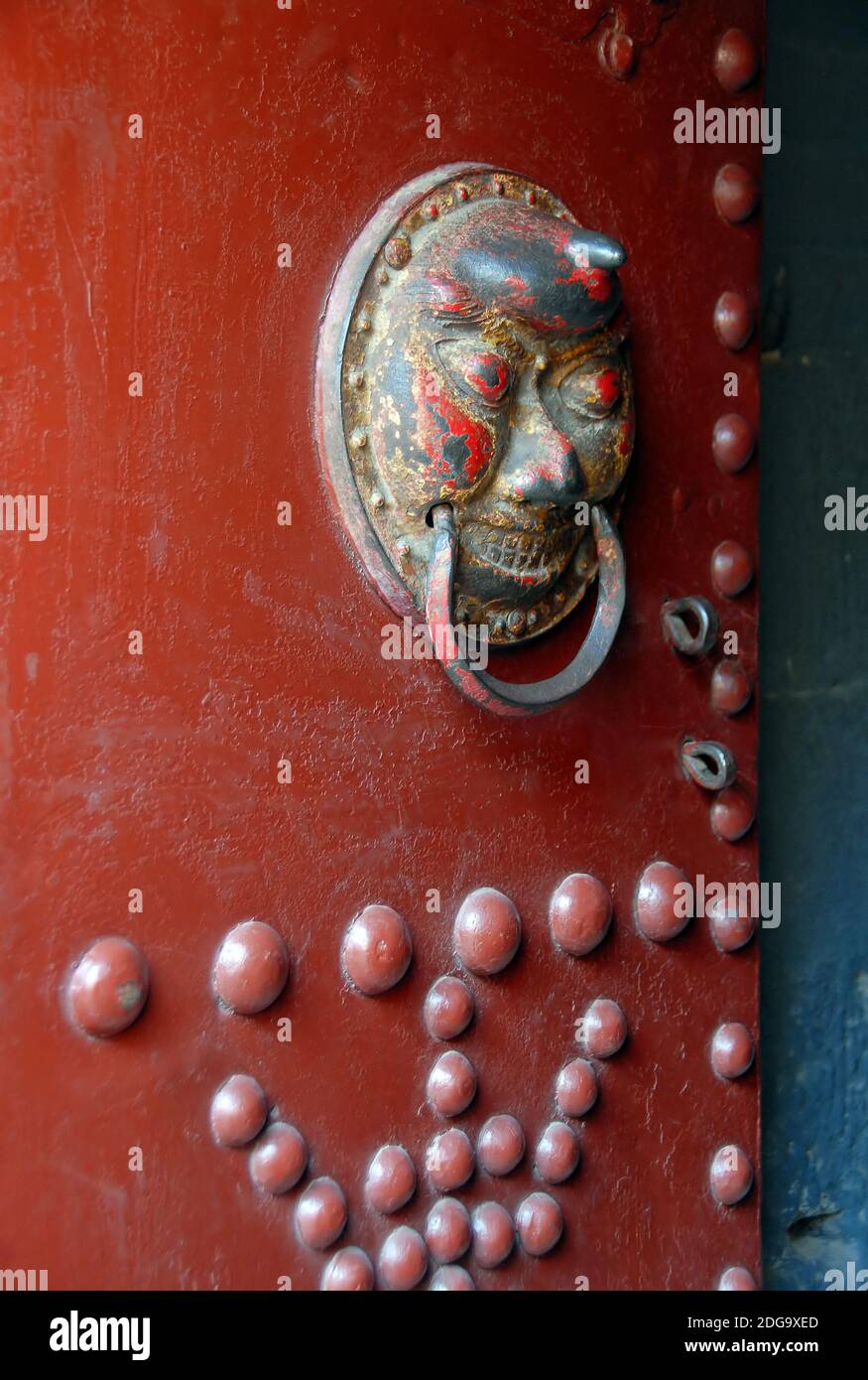 Le Temple suspendu ou Monastère suspendu près de Datong dans la province du Shanxi, en Chine. Détail d'une porte rouge au temple suspendu. Banque D'Images