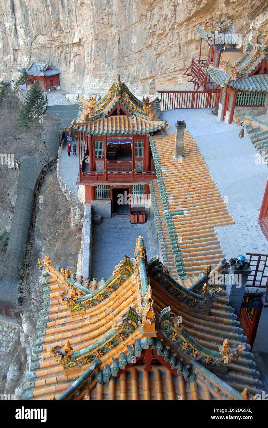 Le Temple suspendu ou Monastère suspendu près de Datong dans la province du Shanxi, en Chine. Détail des toits et d'une cour à l'intérieur du temple. Banque D'Images