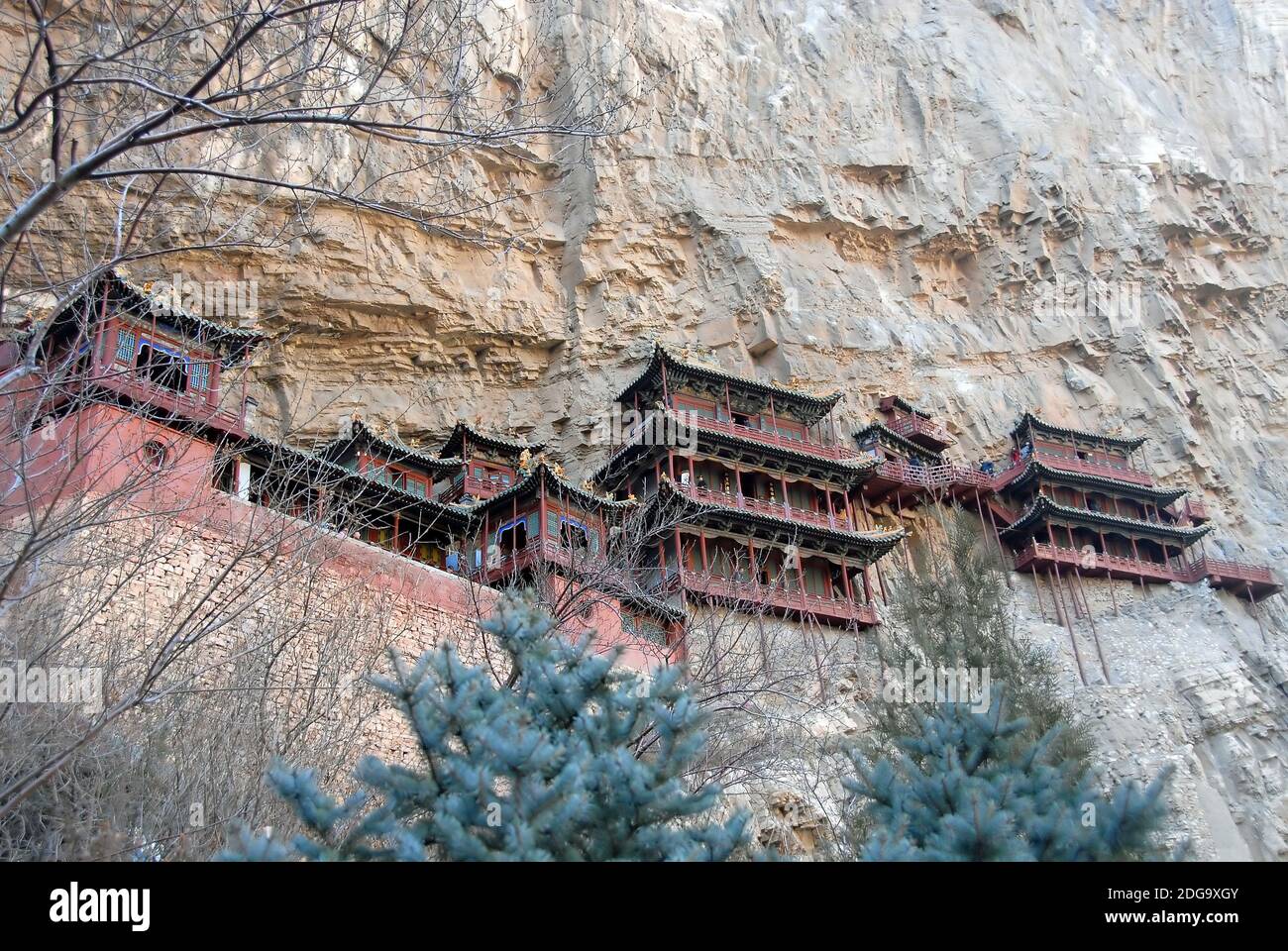 Le Temple suspendu ou Monastère suspendu près de Datong dans la province du Shanxi, en Chine. Vue sur le temple suspendu avec arbres au premier plan. Banque D'Images