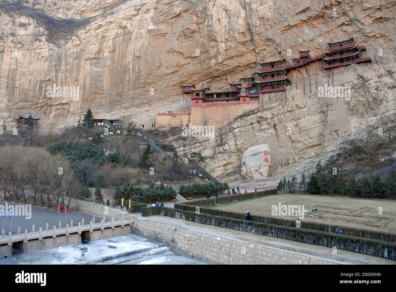 Le Temple suspendu ou Monastère suspendu près de Datong dans la province du Shanxi, en Chine. Rivière gelée au premier plan. Banque D'Images