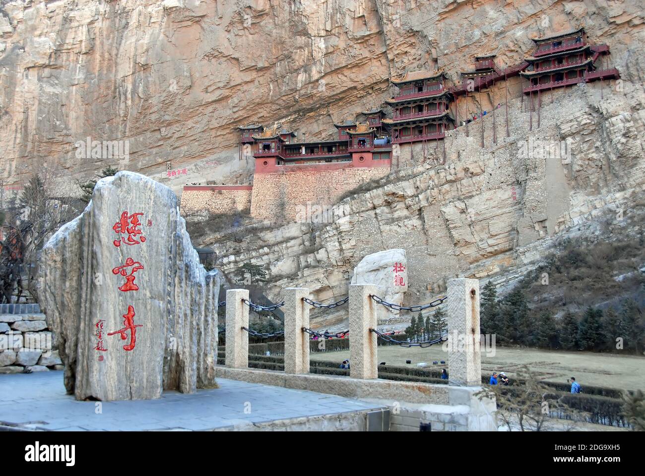 Le Temple suspendu ou Monastère suspendu près de Datong dans la province du Shanxi, en Chine. Le Temple vu avec un monument au premier plan. Banque D'Images