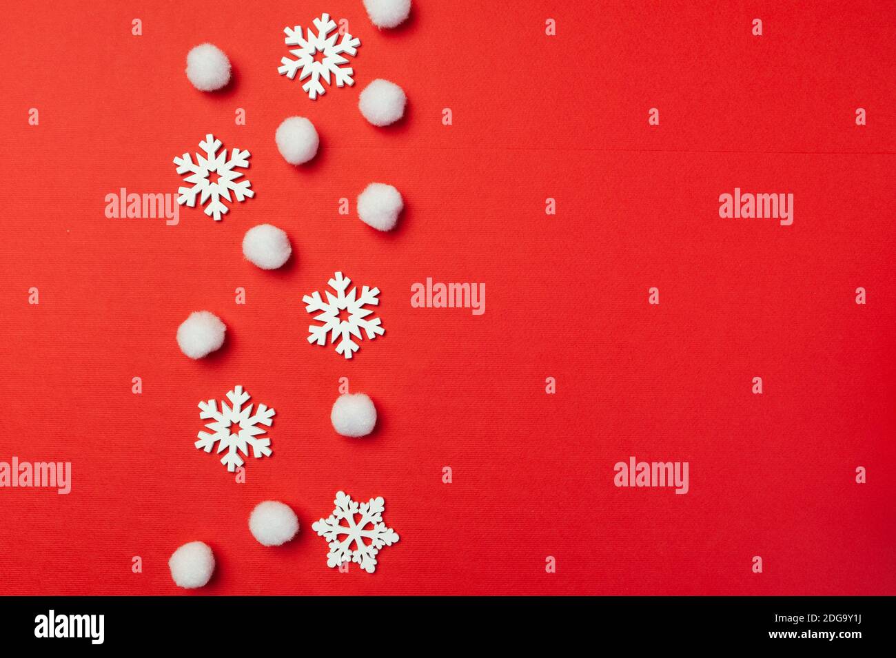 Carte de vœux de Noël avec une ligne de flocons de neige sur fond rouge. Carte postale Noël avec place pour votre texte. Bonne année Banque D'Images Carte de vœux de Noël avec une ligne de flocons de neige sur fond rouge. Carte postale Noël avec place pour votre texte. Bonne année Banque D'Images
