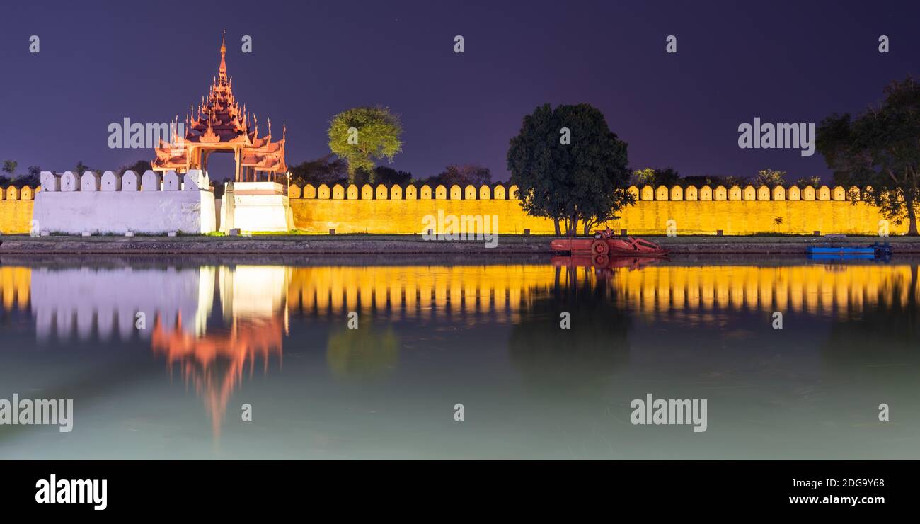 Panorama du palais royal illuminé la nuit à Mandalay en Birmanie, au Myanmar Banque D'Images