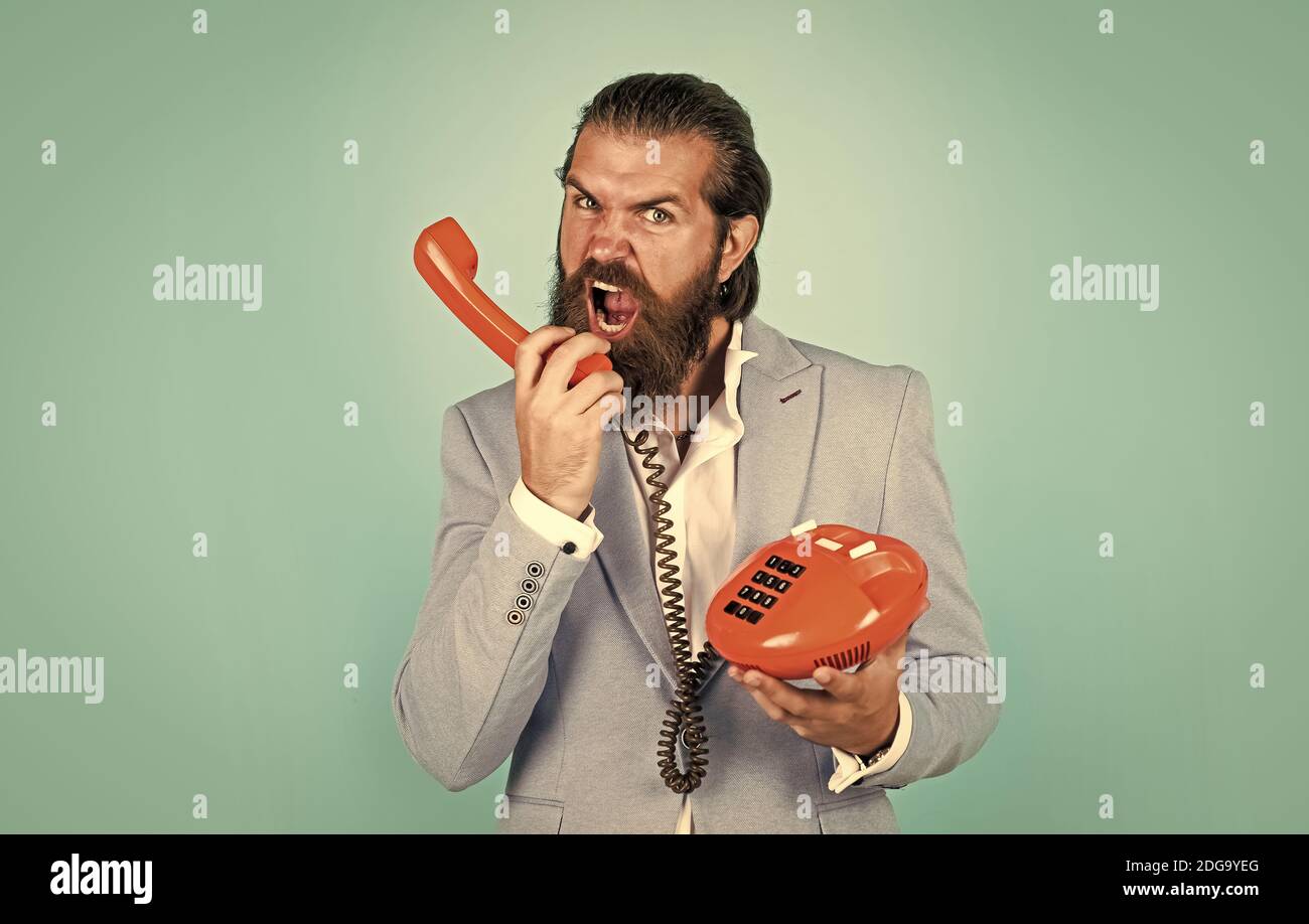 soyez un peu plus de la technique. homme d'affaires parlant sur téléphone  vintage. Homme parlant sur téléphone fixe. Technologie vintage dans la vie  moderne. La ligne est occupée. Un collègue au téléphone.