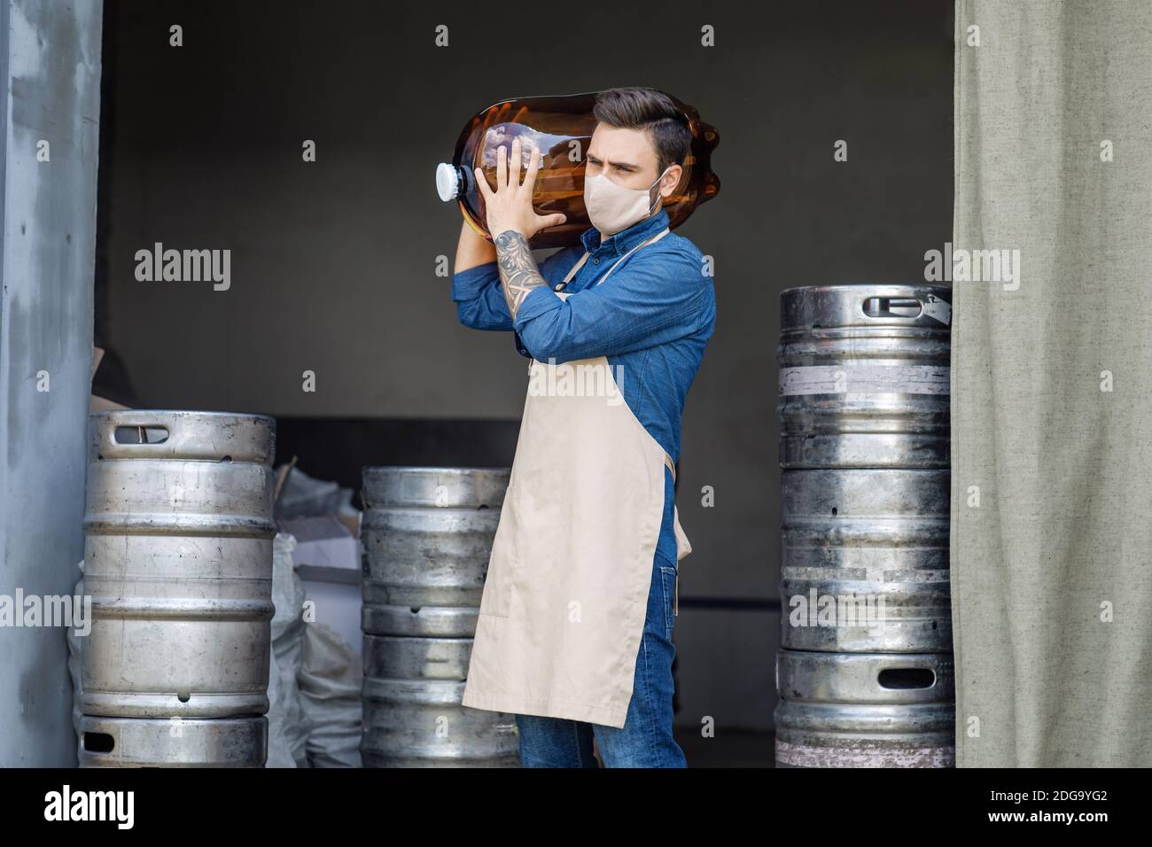 Éclosion de covid-19, petite entreprise et travaux d'usine Banque D'Images
