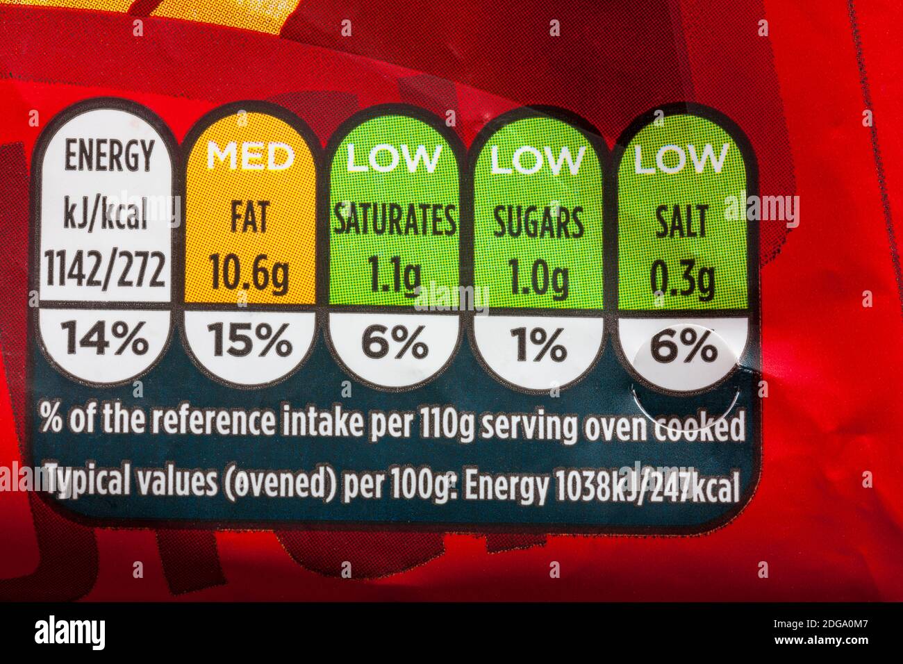 Informations nutritionnelles système de feux de circulation étiquetage informations d'étiquettes à code couleur Sur un paquet de frites croustillantes à cuisson rapide McCain Banque D'Images