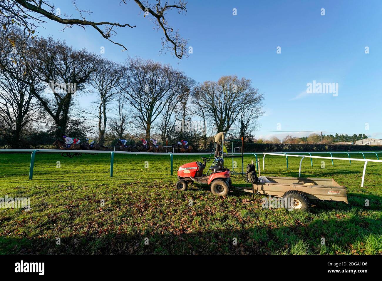 Les coureurs et les cavaliers sont en route pour les offres de Noël à l'obstacle handicap de Champagne Piaff novices au champ de courses de Fontwell Park le 08 décembre 2020 à Fontwell, en Angleterre. Les propriétaires et un nombre limité de personnes sont autorisés à assister à la réunion en raison de la pandémie du coronavirus. (Photo d'Alan Crowhurst/Getty Images) au champ de courses de Fontwell Park. Date de la photo: Mardi 8 décembre 2020. Voir PA Story RACING Fontwell. Le crédit photo devrait se lire comme suit : Alan Crowhurst/PA Wire. RESTRICTIONS : l'utilisation est soumise à des restrictions. Utilisation éditoriale uniquement, aucune utilisation commerciale sans le consentement préalable du détenteur des droits. Banque D'Images